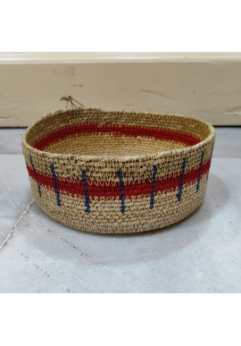 CESTA FIBRAS NATURAL,AZUL Y ROJO BAO 16,5 X 6,5 CM.