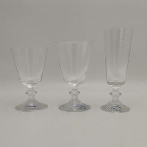 Copas de cristal transparente de estilo clásico. Especialistas en listas de boda Cuidada selección de artículos de mesa y decoración