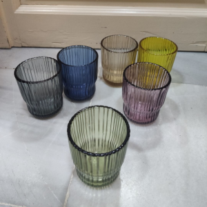 Set de vasos de cristal estriado en colores variados. Especialistas en listas de boda Cuidada selección de artículos de mesa y decoración