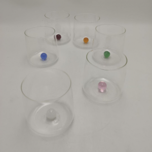 Set de vasos de cristal con esfera de color en la base. Especialistas en listas de boda Cuidada selección de artículos de mesa y decoración