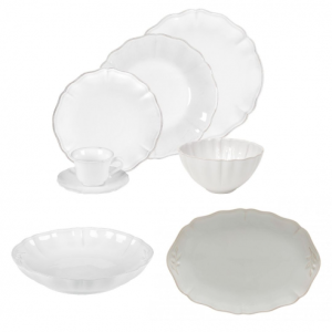 Juego de tazas y platos de porcelana blanca con decoración floral y cubiertos de madera. Especialistas en listas de boda Cuidada selección de artículos de mesa y decoración